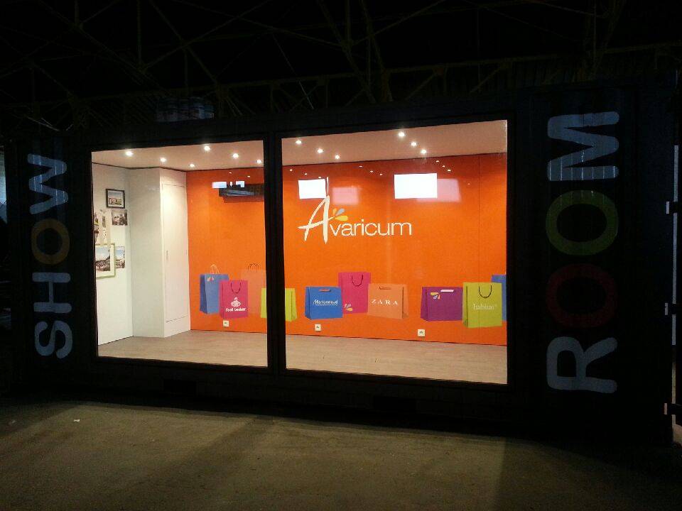 Container per spedizioni convertito in ufficio vendite temporaneo