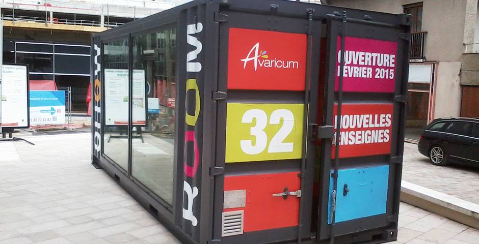 Container per spedizioni convertito in ufficio vendite temporaneo