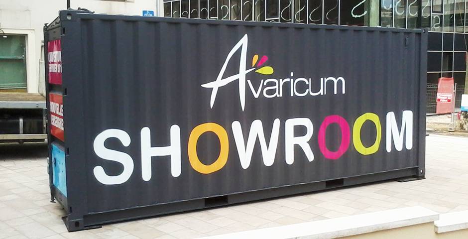 Container per spedizioni convertito in ufficio vendite temporaneo