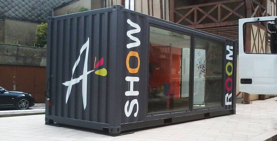 Container per spedizioni convertito in ufficio vendite temporaneo